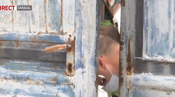 Gheorghe Dincă, în locuința din Caracal. Amprentele de pe poartă, luate în a ȘAPTEA ZI de la căutări