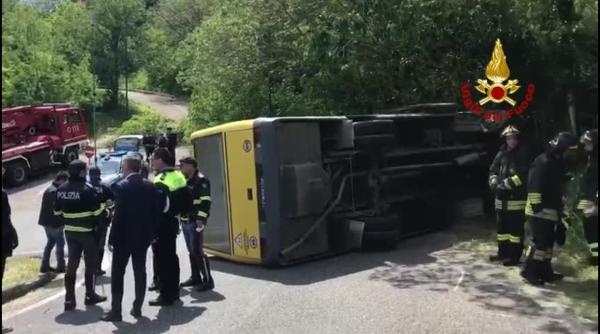 Italia. Românul care a RĂSTURNAT un microbuz școlar și a fugit a primit permisul înapoi