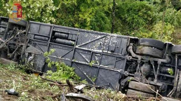 Autocar căzut în prăpastie: 14 persoane au MURIT 