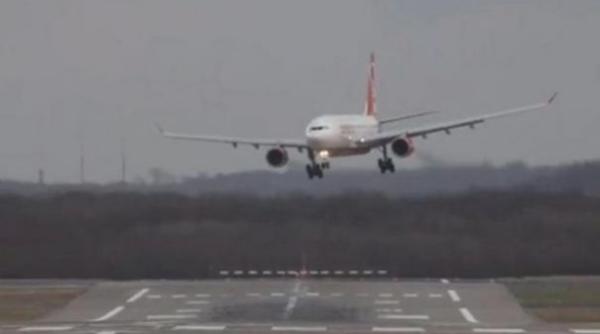 Aterizare de URGENŢĂ la Valencia. PANICĂ printre călători