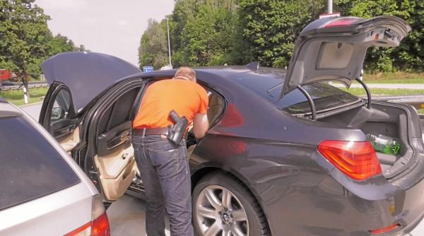 Germania. Doi români "plimbau" 100.000 de euro în mașină. Polițiștii nemți i-au lăsat și fără bani și fără autoturism