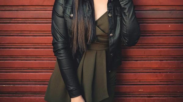 Hainele aruncate la gunoi poluează. De ce nu poartă o tânără aceeași rochie de două ori