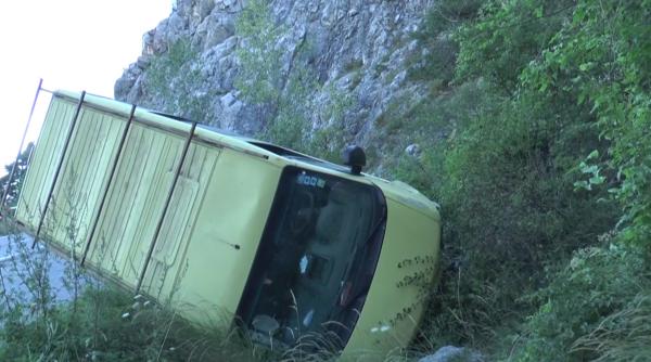 Franța. Un MICROBUZ cu muncitori ROMÂNI s-a RĂSTURNAT într-o PRĂPASTIE (VIDEO)