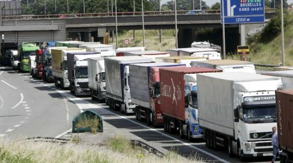 Scrisoarea unei românce către soțul ei, șofer de TIR, a făcut mii de oameni să plângă: "Pentru tine cum e noaptea, în cabina mică și întunecată..."