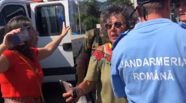 JANDARMII au verificat o MAȘINĂ din Piaţa Victoriei, după un apel la 112. Protestatarii au acuzat o diversiune