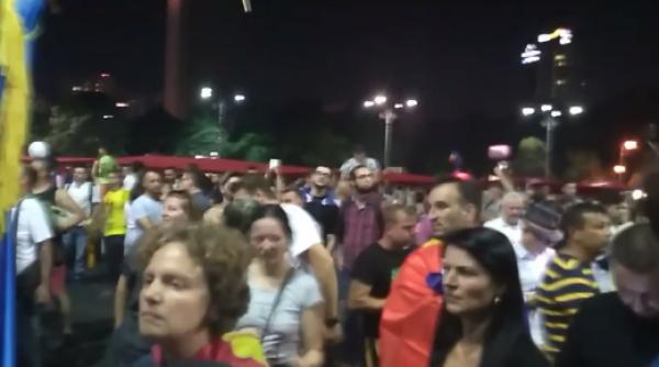 Jandarmii s-au RETRAS. Protestatarii au ajuns în fața Guvernului
