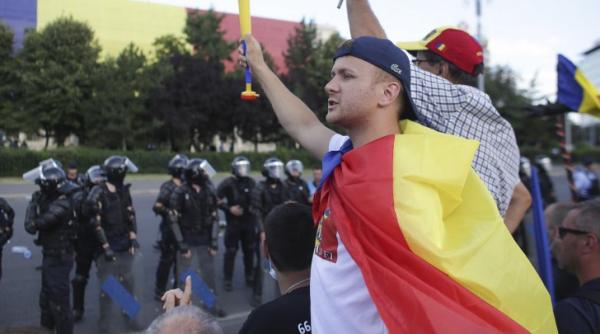 Protest 10 august 2019. Primele incidente în Piața Victoriei. Manifestanții încep să se strângă în fața guvernului!