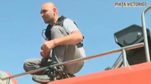  Protestatarul Cristian Dide s-a legat cu lanţuri de o autospecială