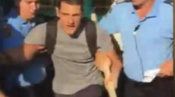 Protestatarul care a fost RIDICAT cu FORȚA de jandarmi din Piața Victoriei: „Da, i-am făcut sclavii lui Dragnea”