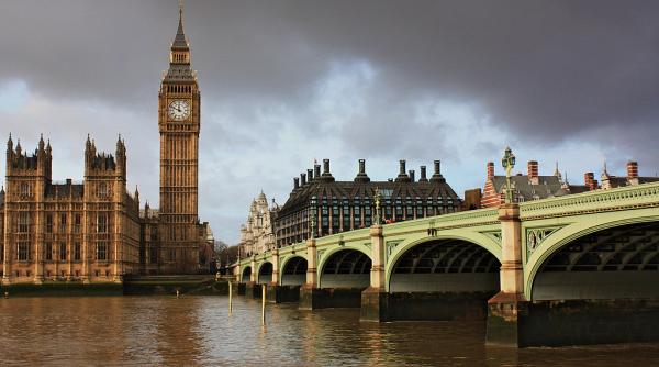 Poliția din Londra pune gând rău jocurilor de "alba-neagra". Cum va fi pedepsită această metodă de înşelăciune