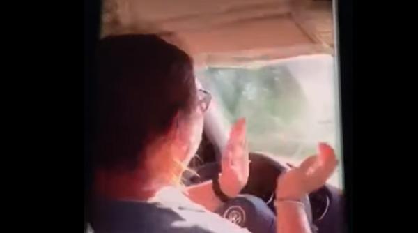 Procuror ROMÂN, LIVE de la volan, cu un COPIL pe scaunul din dreapta. Aplaudă în ritmul muzicii și conduce fără mâini (VIDEO) 