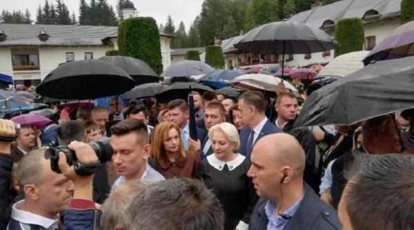 Dăncilă, baie de mulțime la Mănăstirea Putna: „Dacă toţi am merge şi ne-am ruga, societatea nu ar fi așa de divizată”