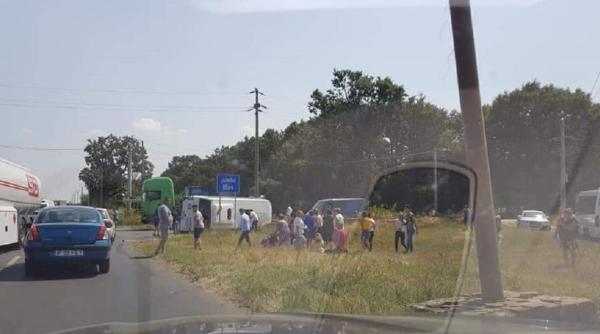 ACCIDENT MORTAL. Un MICROBUZ plin cu ROMÂNI s-a IZBIT puternic de o mașină