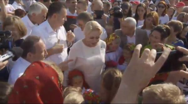 Dăncilă aplică STRATEGIA lui Băsescu, din 2009. Cum a DEBUTAT campania de STRÂNGERE de SEMNĂTURI (VIDEO)