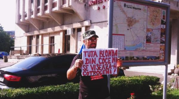 Protestatarul singuratic din Teleorman: "Tuta blondă din coceni se visează-n Cotroceni" | FOTO