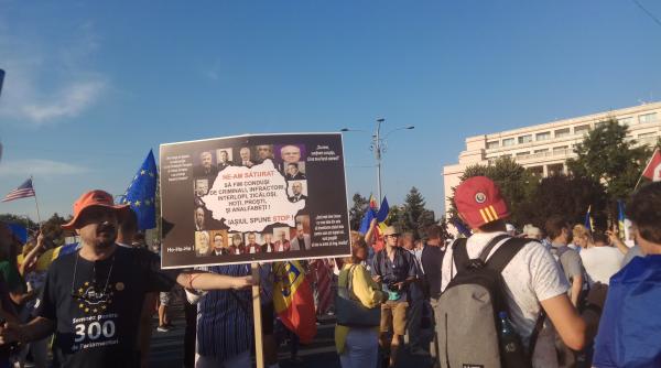 Gabriela Firea, așteptată de PROTESTATARI la ieșirea din Primărie