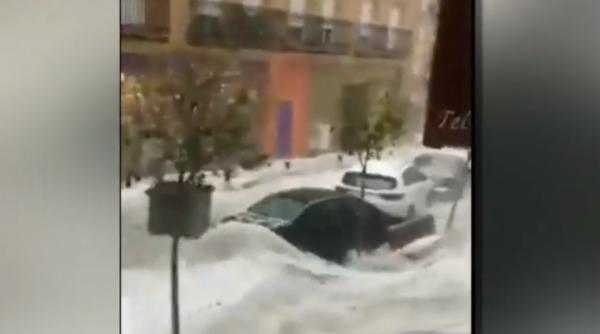 Inundații DEVASTATOARE în Madrid. Maşini luate de ape, oamenii folosesc lopeţi pentru a curăţa grămezile de gheaţă