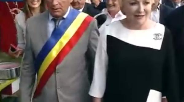 Dăncilă, cu rochie de firmă și broșă Chanel, în vizită la Bogați