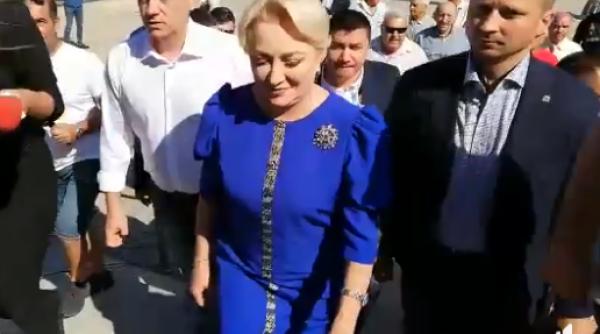 Dăncilă AMENINȚĂ protestatarii care i-au strigat "Analfabeta!": "Sper să se adopte această lege" - VIDEO