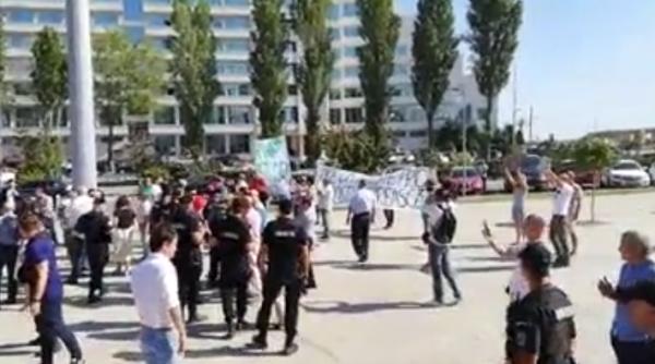 VIDEO - Dăncilă, așteptată de protestatari la Constanța: "Analfabeta, analfabeta!"