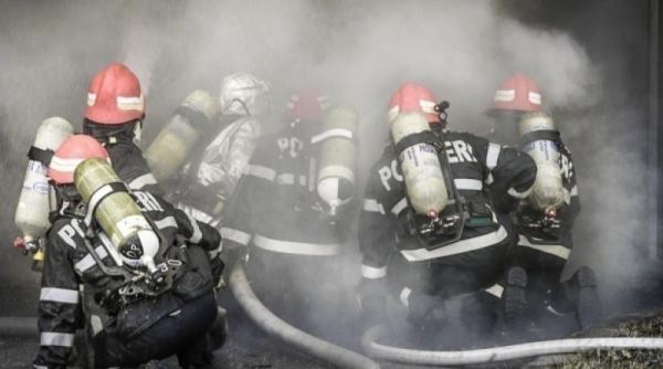 O staţie de ambulanţe a fost cuprinsă de flăcări în timpul nopţii