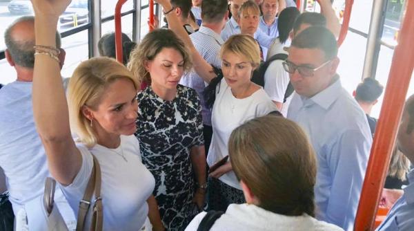 GAFA zilei: Firea "se dă populară" dar merge cu tramvaiul înconjurată de polițiști | FOTO