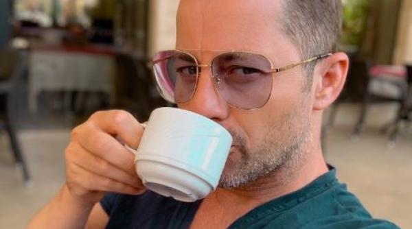 Fotografia care a STÂRNIT tot PAKISTANUL: Cântărețul român Adrian Sînă, alias Akcent, flancat de doi bărbați ÎNARMAȚI