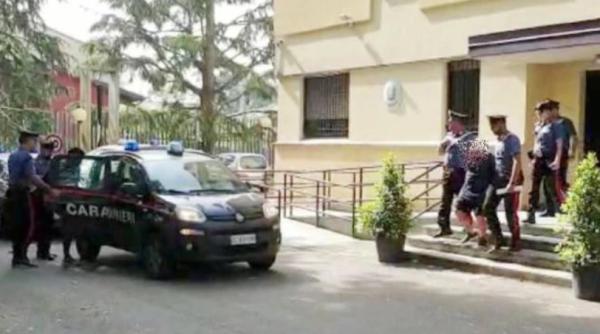 L-AU MIROSIT: Tânăr român, arestat în ITALIA. Polițiștilor nu le-a venit să creadă ce ascundea în CUTIA POȘTALĂ