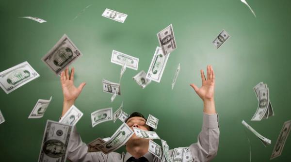 10.000 de euro DAUNE MORALE: Un DIRECTOR român, obligat să strângă EXCREMENTE de câini și să monitorizeze WC-urile