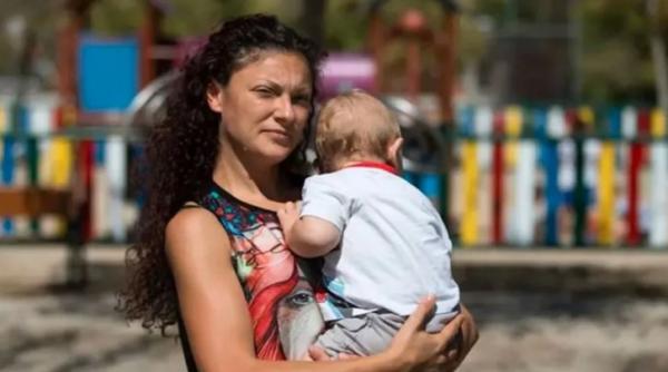 PANICĂ în familia bebelușului român intoxicat cu Extasy în SPANIA: Riscă să piardă CUSTODIA copilului lor