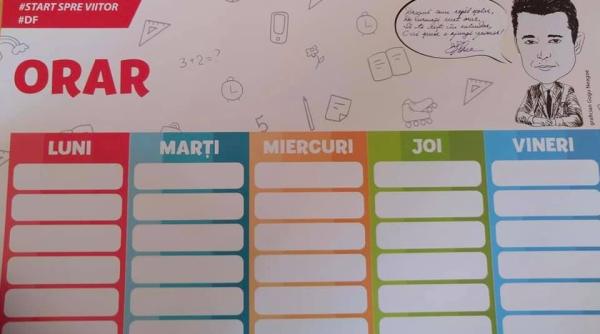 Situație INCREDIBILĂ. Un primar și-a tipărit caricatura pe orarul elevilor