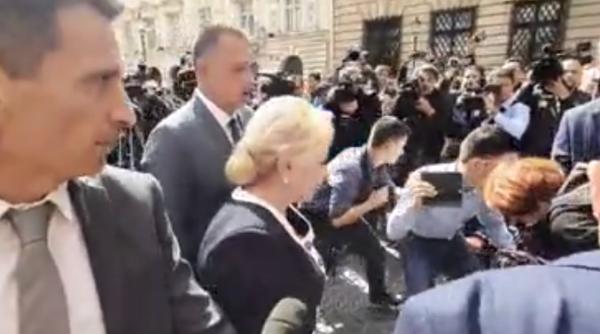 Dăncilă, întâmpinată de PROTESTATARI la sediul BEC, unde și-a depus candidatura la prezidențiale
