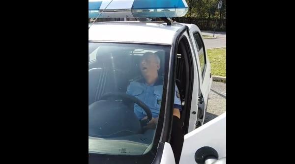 VIDEO VIRAL. Un polițist ROMÂN, filmat în timp ce DORMEA în MAȘINA instituției