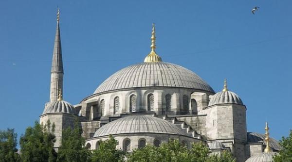 Franța. Un bărbat a intrat cu MAȘINA intenționat într-o moschee