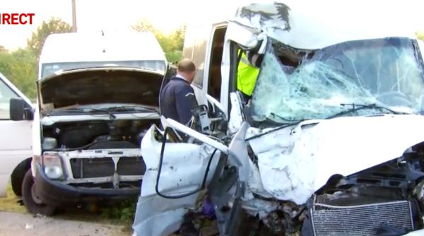 ACCIDENT CUMPLIT în această dimineață. Un MICROBUZ cu ROMÂNI s-a IZBIT de o autoutilitară. 14 VICTIME