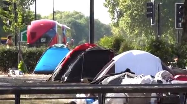 O tabără de ROMÂNI din centrul Londrei, DISTRUSĂ de poliţie. EVACUAREA s-a făcut cu SCANDAL