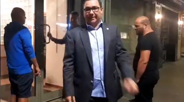 Ponta a acceptat CADOUL inedit de la protestatarul Ceaușescu - VIDEO