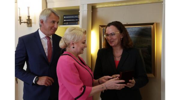 AVENTURILE lui Dăncilă în SUA: Ne ÎMPRUMUTĂM cu jumătate de MILIARD de euro, dar zburăm până la Jersey City 