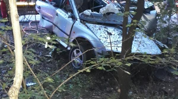 Român MORT după ce a intrat cu mașina într-un copac de pe marginea drumului