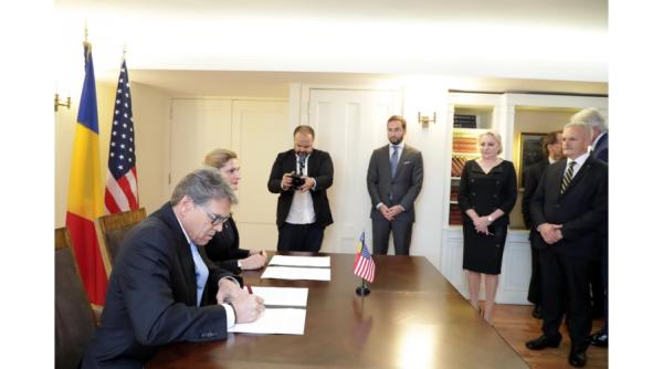 Cum a fost ignorată Dăncilă de oficialii americani: Vicepreședintele SUA a anulat întâlnirea, iar secretarul energiei, imagini doar cu Mănescu