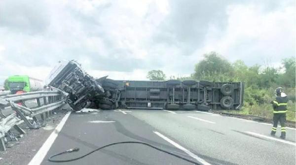 Un șofer român de TIR a provocat un ACCIDENT grav în Italia