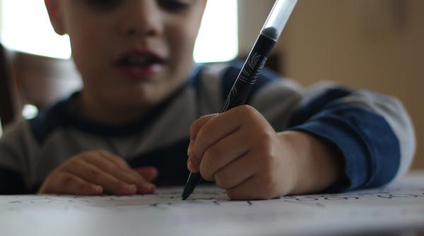 O femeie a fost amendată după ce a sunat la 112. Copilul nu se întorcea de la școală