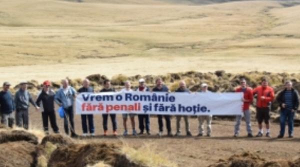 Un grup de PARLAMENTARI a PROTESTAT pe platoul Parcului Natural Bucegi: „Vrem o României fără penali şi fără hoţie”