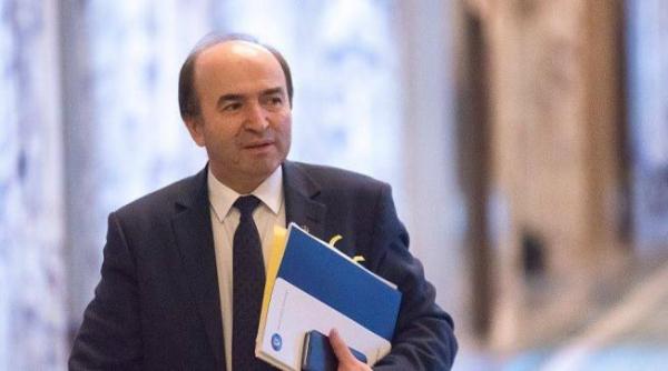 Tudorel Toader s-a ACTIVAT în funcţia de notar. Și-a deschis cabinet şi s-a asociat cu fiul lui 