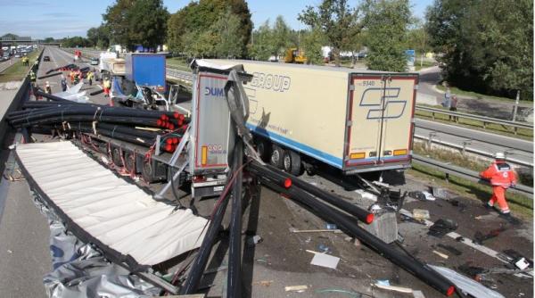 GERMANIA: Șofer român, ÎN STARE CRITICĂ după ce a fost STRIVIT de cabina TIR-ului