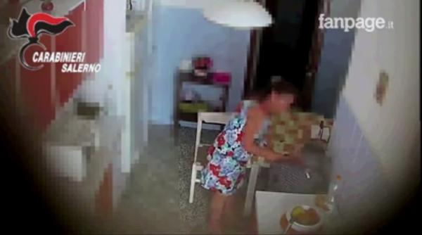 Italia. O badantă ROMÂNCĂ a BĂTUT bătrâna de care trebuia să aibă grijă: o pălmuia și o dădea cu capul de pereți (VIDEO ȘOCANT)