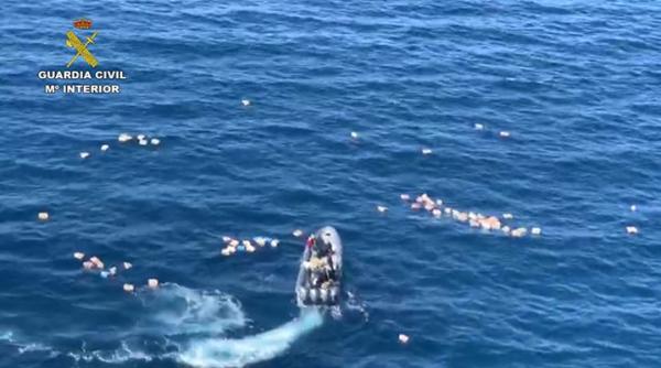 SPANIA: Polițiști SALVAȚI de la înec de traficanții de droguri pe care îi urmăreau. Nu s-au așteptat la ce a urmat...