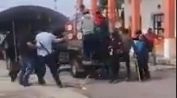 Primar, legat de mașină și târât pe stradă de cetățeni | VIDEO