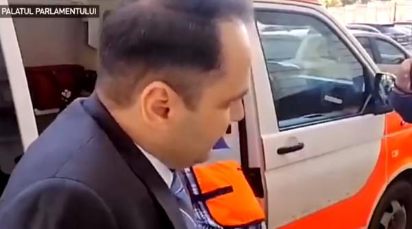 MOȚIUNE DE CENZURĂ. Un senator de-al lui Traian Băsescu, adus cu AMBULANȚA pentru a vota