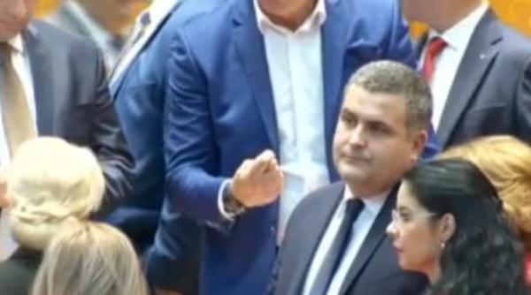 ŞOCANT. Teodorovici, filmat în timp ce îi face UN SEMN Vioricăi Dăncilă, chiar după ce a picat Guvernul